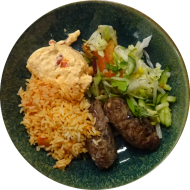 Hausgemachte würzige Cevapcici vom Rind (49,52,81,83) an Ajvar-Dip (19) dazu Gemüse- und Sättigungbeilagen zur Wahl