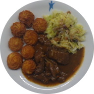 Hirschgulasch mit feinen Gemüsestiften und Rotwein (1,3,21,24,44,55,81) an geschmortem Spitzkohl mit Speck (51) dazu Herzoginkartoffeln (19)