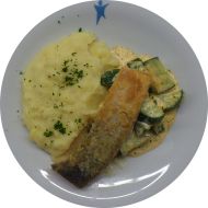 Gebratenes Karpfenfilet oder Karpfen 'blau' (1,16,56,81) auf Schmorgurke (19,22) dazu hausgemachter Kartoffelstampf (19)