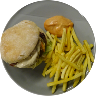 Sie können aus 6 verschiedenen Burgervariationen wählen. Heutige Tagesempfehlung: Burger mit Kassler, Sauerkraut, Senfmayonnaise und Bierzwiebeln (2,9,15,22,44,51,81,83) dazu als Menüoption Pommes und House-Dip (9,22)