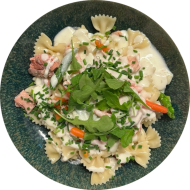 Fischpfanne 'Ahoi' mit Farfalle, Lachs, Brokkoli, Kaiserschoten und Weißwein (16,19,24,44,56,81)