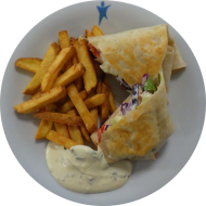 Wrap Chicken-Caesar mit Römersalat, Hartkäse, Tomaten und Dressing (1,15,19,22,47,49,54,81) dazu Rustico frites