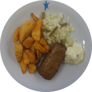 Hackrolle mit fruchtiger Tomatenfüllung (22,81,84) an Sojaziki (3,18,49) dazu Kartoffelspalten und kleiner Weißkraut-Möhren-Salat