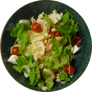 Pastaabend: Tagliatelle mit Rucola, Tomaten, Hirtenkäse und Hähnchen (15,19,54,81)