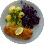 Gebackenes paniertes Seelachsfilet mit Zitronenecke (16,81) mit Senfrahmsoße (9,19,22,81) und Rotkraut mit Speck (51) dazu Petersilienkartoffeln