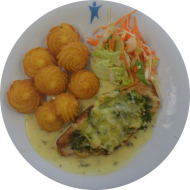 Gebratenes Putensteak mit Broccoli und Käse überbacken (19,54) an Sauce Bearnaise (8,15,19) dazu Herzoginkartoffeln (19) und Salatgarnitur