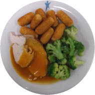 Deftiger Putenbrustbraten in pikanter Sauce (1,3,21,54) mit Brokkoligemüse und Kroketten (81)