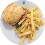Grilled-Chicken-Burger mit Salat, Tomaten und Mozzarella (9,19,54,81,83) dazu Pommes frites