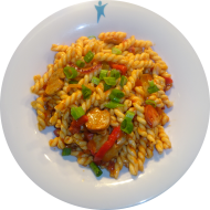 Würzige 'Puszta Pfanne', Nudeln, Tomaten, Paprika und gebratene Würstchen (1,2,3,8,9,19,22,46,51,53,81)