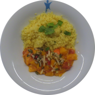 Kleine Portion: Kürbis-Curry mit Tomaten, Kokosmilch und frischem Koriander auf pikantem Couscous (14,81) on Top Granatapfelslaw