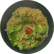 Romanesco-Kohlrabi-Ragout in Curry-Kokos-Soße mit Cashewkernen und Lauch (2,14,74) dazu Zitronenbulgur (81)