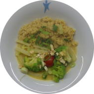 Kleine Portion: Romanesco-Kohlrabi-Ragout in Curry-Kokos-Soße mit Cashewkernen und Lauch (2,14,74) dazu Zitronenbulgur (81)