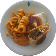 Cheeseburger Wrap mit Tomate, Gewürzgurke, Cheddar und Zwiebeln (1,2,9,19,22,81) dazu Twister Pommes (81)