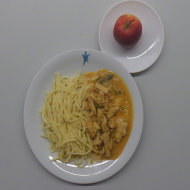Hähnchengeschnetzeltes 'Stroganoff' mit Champignons, Gewürzgurke und saurer Sahne (9,19,22,54) dazu Eierspätzle (15,81) und frisches Obst
