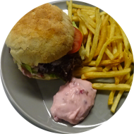 Sie können aus 6 verschiedenen Burgervariationen wählen. Tagesempfehlung: Burger 'Jägermeister-Pulled Deer' (gezupftes Hirschfleisch), Eisberg, Tomate, Zwiebel und Waldbeermajonnaise (9,15,19,55,81,83) dazu als menüoption Pommes und House-Dip (9,22)