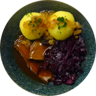 Weihnachtsessen: Hirschsauerbraten in feiner Rotweinsoße und Preiselbeeren (1,3,21,24,44,55) dazu Rotkraut und 2 grüne Kartoffeklöße (2,19,24,81)