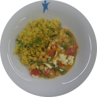 Kleine Portion: Hirtenkäse-Kichererbsen-Pfanne mit Tomaten, Bohnen, Zwiebeln und Knoblauch (2,14,19,49,62) dazu Kräuterbulgur (62,81)