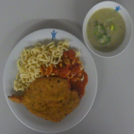 Schweineschnitzel 'Toscana' in würziger Kräuterpanade (15,51,81) mit Tomaten-Thymian-Soße dazu Gabelspaghetti (81) und eine Lauchcremesuppe (19,81)