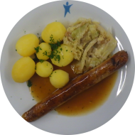 Weihnachtsessen: Jackfruit Bratwurst (18,21) an Thymianjus (81) dazu frischer Rahmwirsing (18) und Petersilienkartoffeln