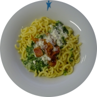Gabelspaghetti (81) mit/ohne Baconstreifen (2,3,51) mit Spinatsoße und Hartkäse (15,19,81)