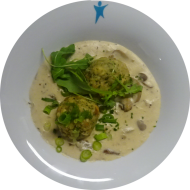 Cremiges Waldpilzragout (18,19,81) mit hausgemachten Semmelknödel (15,19,81) und Salatgarnitur