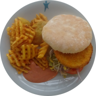 Burger 'Chili-Cheese' mit Rindfleischpatty, Zwiebel, Bacon, Tomate, Gewürzgurke und Peperoni (1,2,3,9,19,22,51,52,81) dazu Gitterkartoffeln (81)