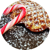 Am Frontcooking: Frische knusprige Waffeln (15,19,81) mit Vanillesoße (19) und Puderzucker 