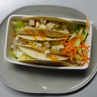 Streetfood: 3 Taccos V-eracruz mit Mais, Gurke, Tomate und Tofu gefüllt (3,18,81) dazu Rustico frites