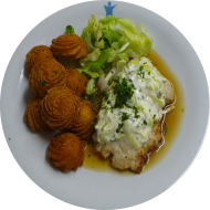 Gebratenes Hähnchenbrustfilet mit Frischkäse und Lauch gratiniert (1,19,54) und Geflügelsoße (81) dazu Erbsengemüse und Kroketten (81)