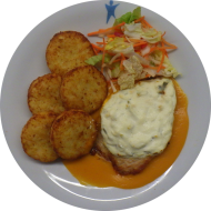 Gebratenes Putensteak mit Frischkäse und Lauch gratiniert (1,19,54) an Sauce Choron (8,15,19,24,44) dazu Röstitaler und Salatgarnitur