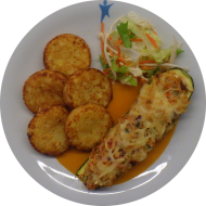 Hausgemachte gefüllte Zucchini mit Gemüsereis und Käse überbacken (19,21) an Sauce Choron (8,15,19,24,44) dazu Röstitaler und Salatgarnitur