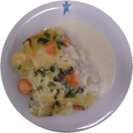 Bio: Kartoffel-Gemüse-Auflauf überbacken (15,19,81) mit Joghurt-Kräuter-Dip (19)