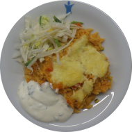 Kleine Portion: Kritharaki-Auflauf mit Zucchini, Tomate, Knoblauch und Hirtenkäse (19,49,81) an Basilikum-Sour Cream (3,19,24) und Salatgarnitur