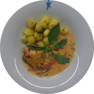 Gegrilltes 'Martini Hähnchen' nach provenzialischer Art mit Tomaten und Thymian (19,24,44,49,54) auf Basilikum Gnocchi (15) dazu bunter Salatmix
