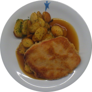 Hausgemachtes Riesenjägerschnitzel (1,2,3,8,15,21,22,51,81) an Bratenjus (81) dazu Bratkartoffeln (19) und frisches Obst