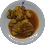 Hausgemachtes Kartoffelschnitzel (15,19,72,81,84) an Bratenjus (81) dazu Bratkartoffeln (19) und frisches Obst