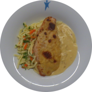 Putensteak aus dem Ofen in Zwiebel-Weißweinrahm (19,24,44,54,81) auf feinen Pfannenspätzle mit Gemüsestreifen (15,21,81)