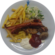 Grillteller mit kleinem Schweinesteak, Frikadellchen und Grillwürstchen (1,2,3,8,15,46,51,52,53,81) dazu Pommes frites rot-weiß (9,15,19,81) und kleiner Weißkrautsalat mit Lauchröllchen