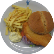 Chicken Burger mit Currymayo, Eisberg, Tomate, Gurke und roten Zwiebeln (22,54,81) dazu Amazing Fries