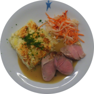 Schweinemedaillons in grüner Pfefferrahmsoße (3,19,51,81) dazu hausgemachtes Kartoffelgratin (15,19,81) und Salatgarnitur