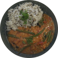 Thai Chili mit schwarzen Bohnen, Sonnenblumenhack, Koriander und Tomate dazu Wildreismischung