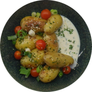 Schwenkkartoffelpfanne mit Kirschtomaten, Lauchzwiebeln und Sesam (23) dazu Hummus Auch als kleine Portion erhältlich.