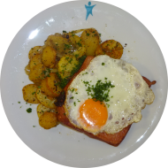 Leberkäse mit Spiegelei (2,3,8,15,21,22,51) dazu Kräuter-Bratkartoffeln