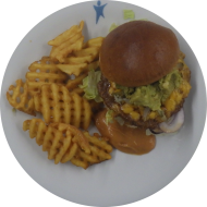 'Smash-Cheese'-Burger mit Cheddar, Gewürzgurke, Zwiebeln, Ketchup und Senf (1,2,3,9,15,19,22,52,81) dazu Gitterkartoffeln (81)