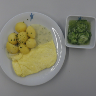 Eieromelette mit frischem Schnittlauch (15,19) an Kräutersoße (19,81) dazu Petersilienkartoffeln und Gurkensalat