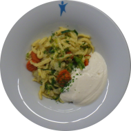 Spätzlepfanne mit Kirschtomate, Spinat und Champignons (15,19,81) und Frischkäsesoße (19,81)
