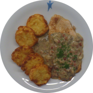 Gebratenes Putensteak mit einer Schinken-Champignon-Auflage (2,3,19,51,54) dazu Rustico Taler und frisches Obst