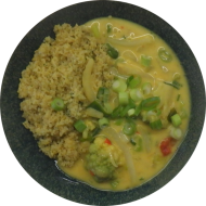 Romanesco-Kohlrabi-Ragout in Curry-Kokos-Soße mit Lauch und Cashewkernen (2,14,74) dazu Kräuterbulgur (81) oder Chili-Kartoffeln