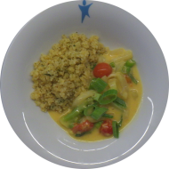 Kleine Portion: Romanesco-Kohlrabi-Ragout in Curry-Kokos-Soße mit Lauch und Cashewkernen (2,14,74) dazu Kräuterbulgur (81) oder Chili-Kartoffeln