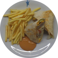 Cheeseburger Wrap mit Tomate, Gewürzgurke, Cheddar und Zwiebeln (1,2,9,19,22,52,81) dazu frittierte Kartoffelstäbchen
